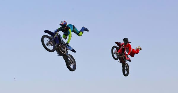 Público presente no Jardim do Fosso maravilhado com acrobacias aéreas realizadas…