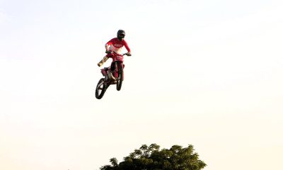 Homens e motos desafiaram a gravidade no Jardim do Fosso