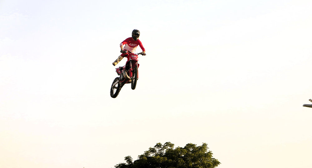 Homens e motos desafiaram a gravidade no Jardim do Fosso
