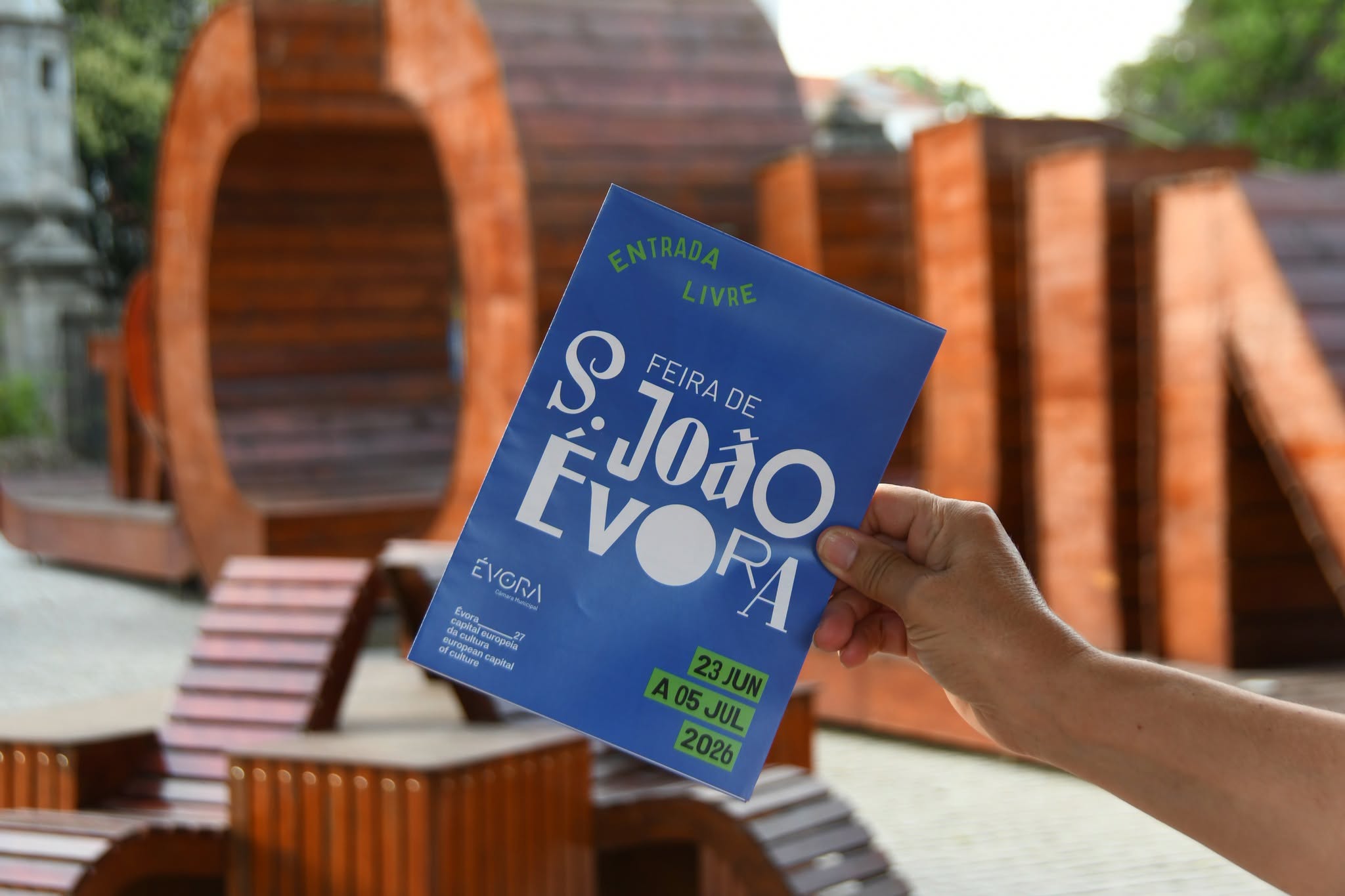 𝗙𝗲𝗶𝗿𝗮 𝗱𝗲 𝗦𝗮̃𝗼 𝗝𝗼𝗮̃𝗼 𝟮𝟬𝟮𝟲 𝗮𝗯𝗿𝗶𝘂 𝗽𝗼𝗿𝘁𝗮𝘀 𝗲 𝗿𝗲𝗳𝗼𝗿𝗰̧𝗮 𝗮𝗺𝗯𝗶𝗰̧𝗮̃𝗼 𝗱𝗲 𝗮𝗳𝗶𝗿𝗺𝗮𝗿 𝗘́𝘃𝗼𝗿𝗮 𝗰𝗼𝗺…