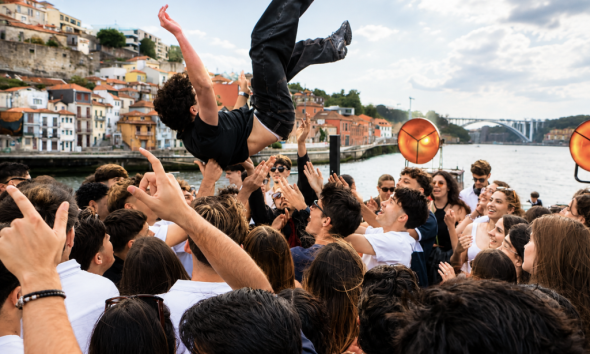 Alunos finalistas de Paredes celebram no Douro o fim do ensino secundário