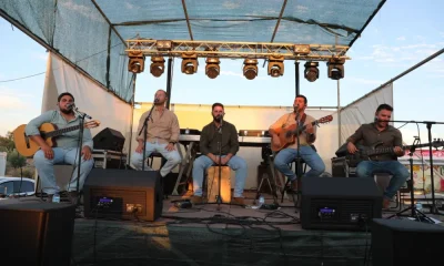 Em palco, na Festa da Primavera,  Calma e Vento Sul, cinco cantadores acompanha…
