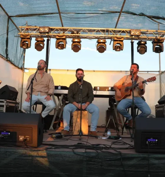 Em palco, na Festa da Primavera,  Calma e Vento Sul, cinco cantadores acompanha…