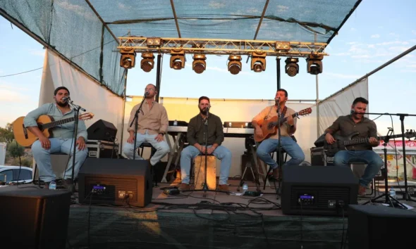 Em palco, na Festa da Primavera,  Calma e Vento Sul, cinco cantadores acompanha…