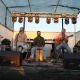 Em palco, na Festa da Primavera,  Calma e Vento Sul, cinco cantadores acompanha…