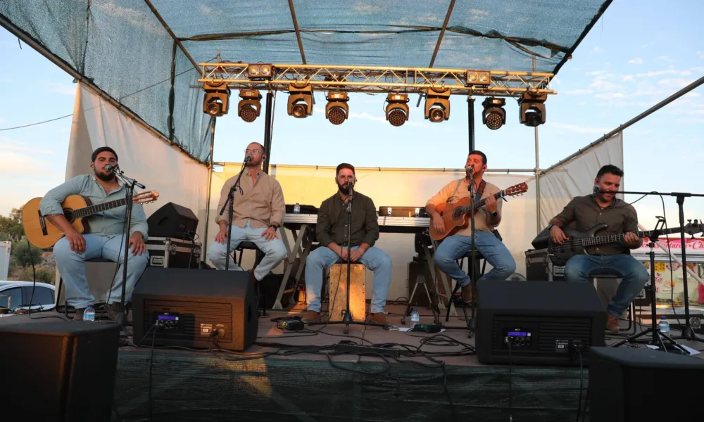 Em palco, na Festa da Primavera,  Calma e Vento Sul, cinco cantadores acompanha…