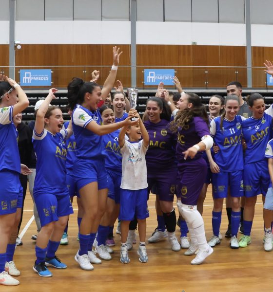 Equipa Aliados Futsal Feminino recebe Taça da AF Porto no último jogo da época no Pavilhão Rota dos Móveis, em Lordelo