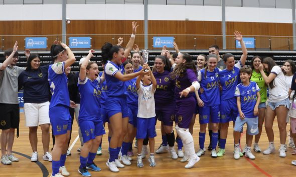 Equipa Aliados Futsal Feminino recebe Taça da AF Porto no último jogo da época no Pavilhão Rota dos Móveis, em Lordelo