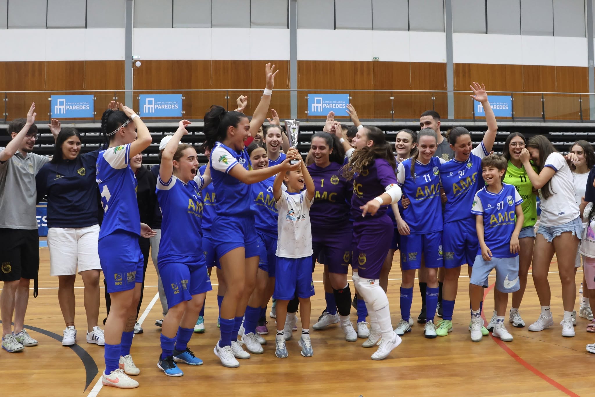 Equipa Aliados Futsal Feminino recebe Taça da AF Porto no último jogo da época no Pavilhão Rota dos Móveis, em Lordelo