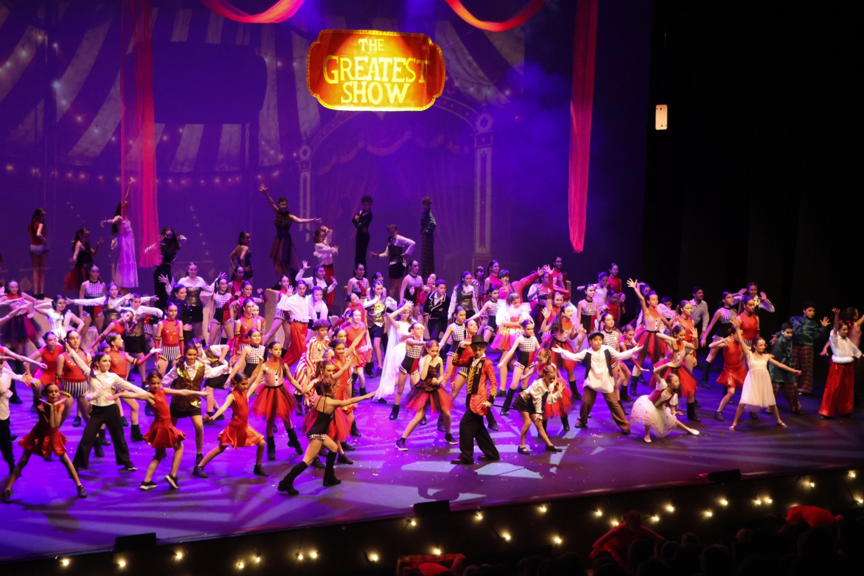 Espetáculo “The Greatest Showman” no CCP de Paredes protagonizado por alunos do Conservatório de Dança do Vale do Sousa