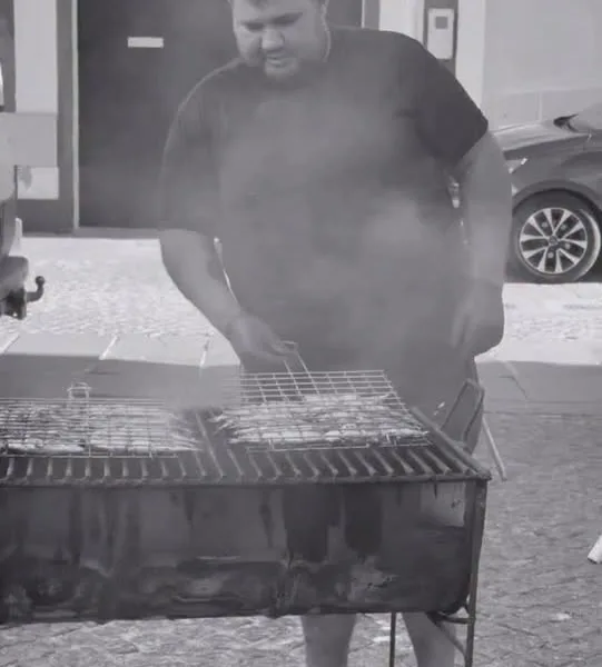 No Arraial da Praça a sardinha está no ponto e a cerveja serve-se bem fresquinha…
