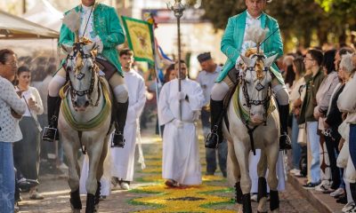 Paços de Ferreira celebra Majestosa Procissão do Corpo de Deus com tapetes de flores e muitos figurantes