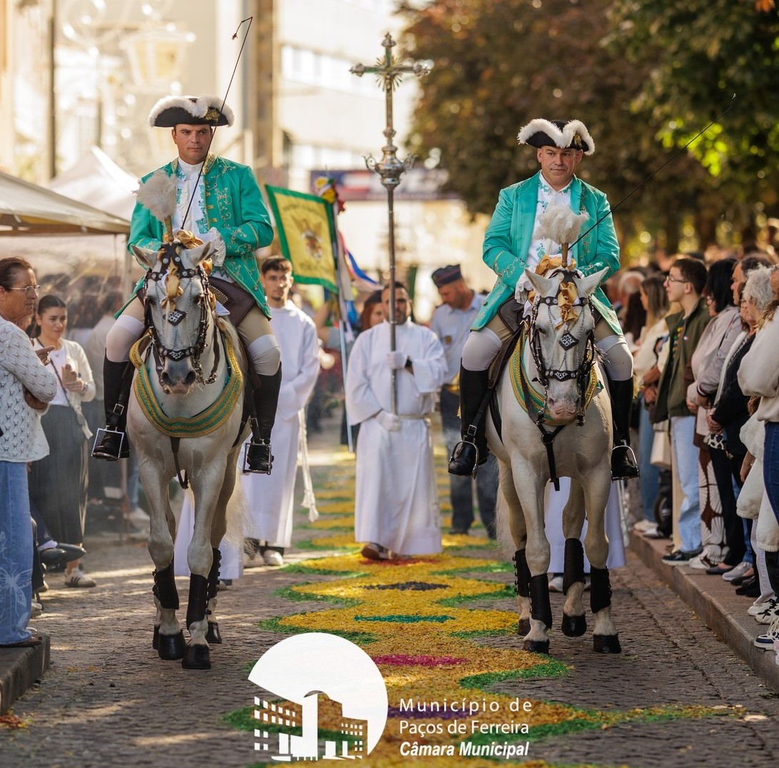 Paços de Ferreira celebra Majestosa Procissão do Corpo de Deus com tapetes de flores e muitos figurantes