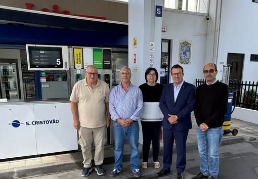 Presidente da Câmara de Paredes visita renovado Posto de Combustível São Cristóvão, em Baltar