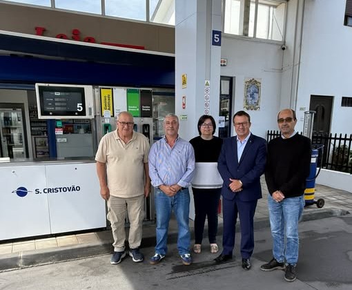 Presidente da Câmara de Paredes visita renovado Posto de Combustível São Cristóvão, em Baltar
