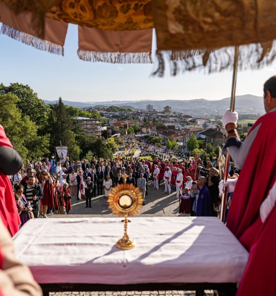 Procissão do Corpo de Deus leva fé e tradição às ruas de Penafiel