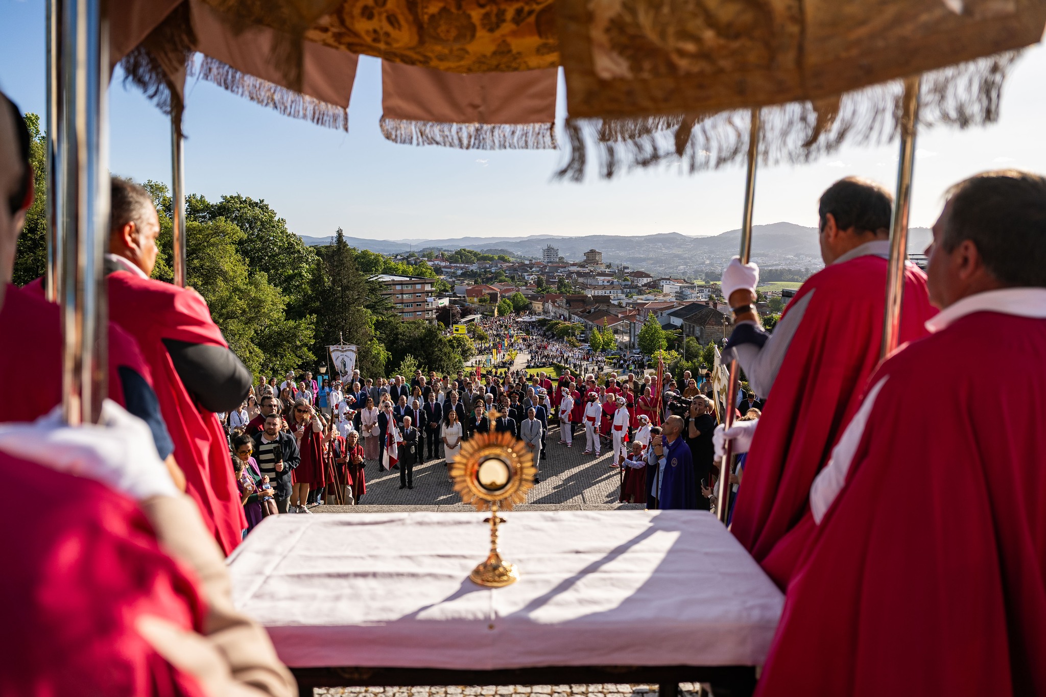 Procissão do Corpo de Deus leva fé e tradição às ruas de Penafiel