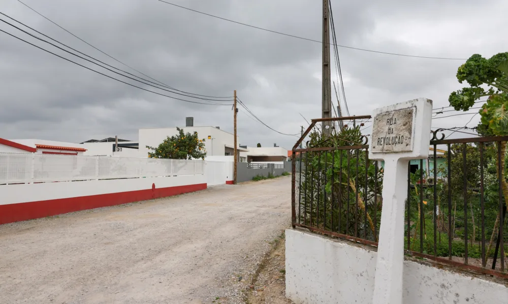 Construção de rede viária e drenagem pluvial na Rua da Revolução
