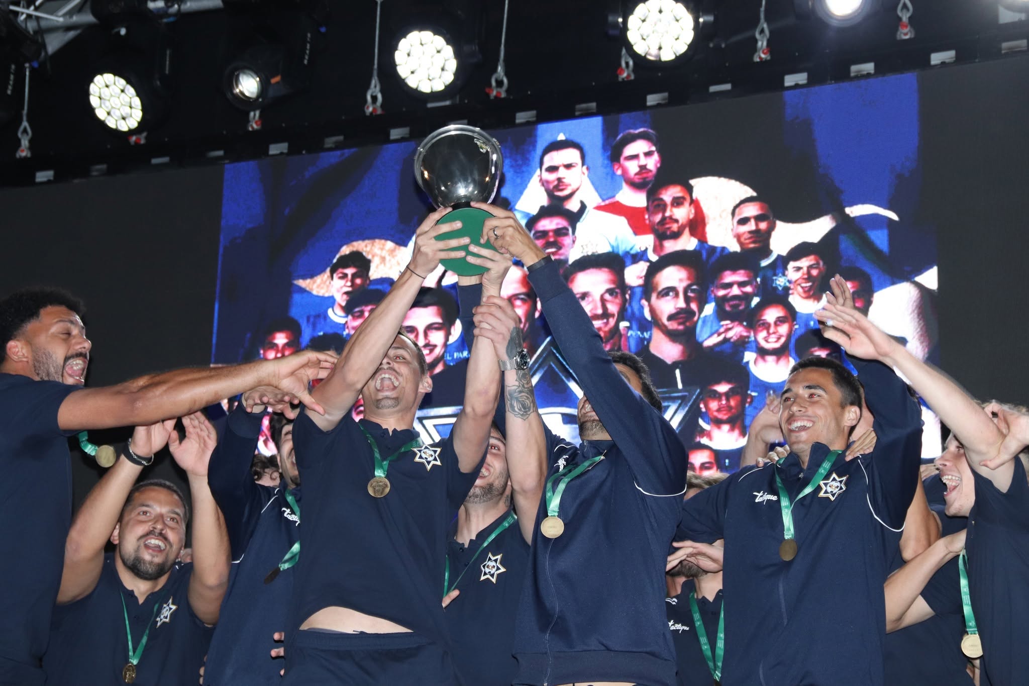SC Freamunde recebe título de Campeão Distrital da Divisão de Elite da AF Porto na Praça 1.º de Maio