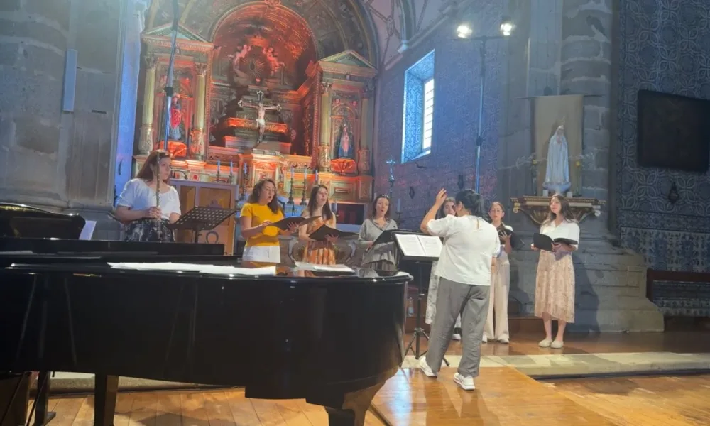 SOB AS ESTRELAS:\nCONFLU\u00caNCIAS MUSICAIS\nENTRE O LESTE E O OESTE\n\nCORO AR…