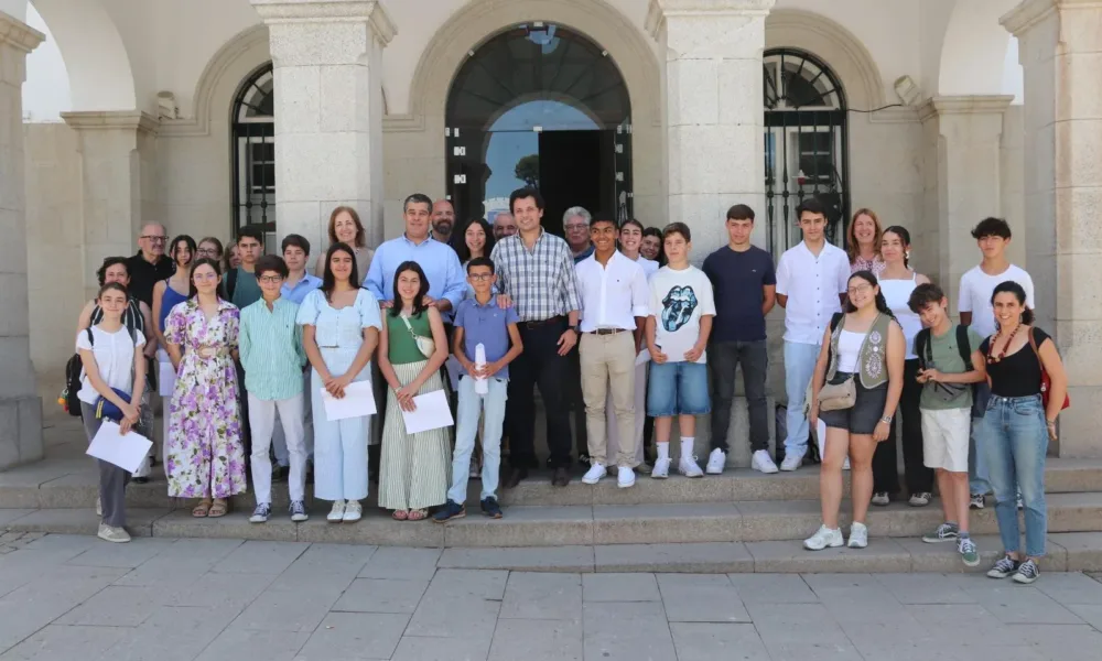 Jovens deputados tomam posse na Assembleia Municipal Jovem de Serpa para promover a cidadania e a participação cívica