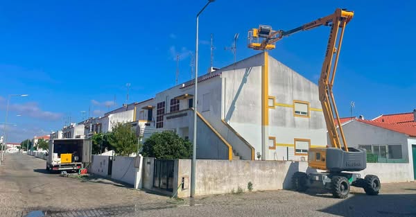 Intervenção vai agora incidir nos blocos de habitação da autarquia situados na R…