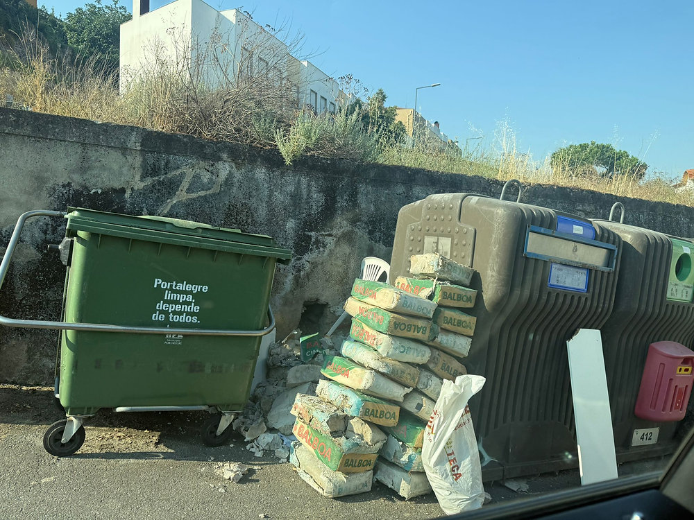 Depositar resíduos no chão, junto aos contentores, não é a solução!