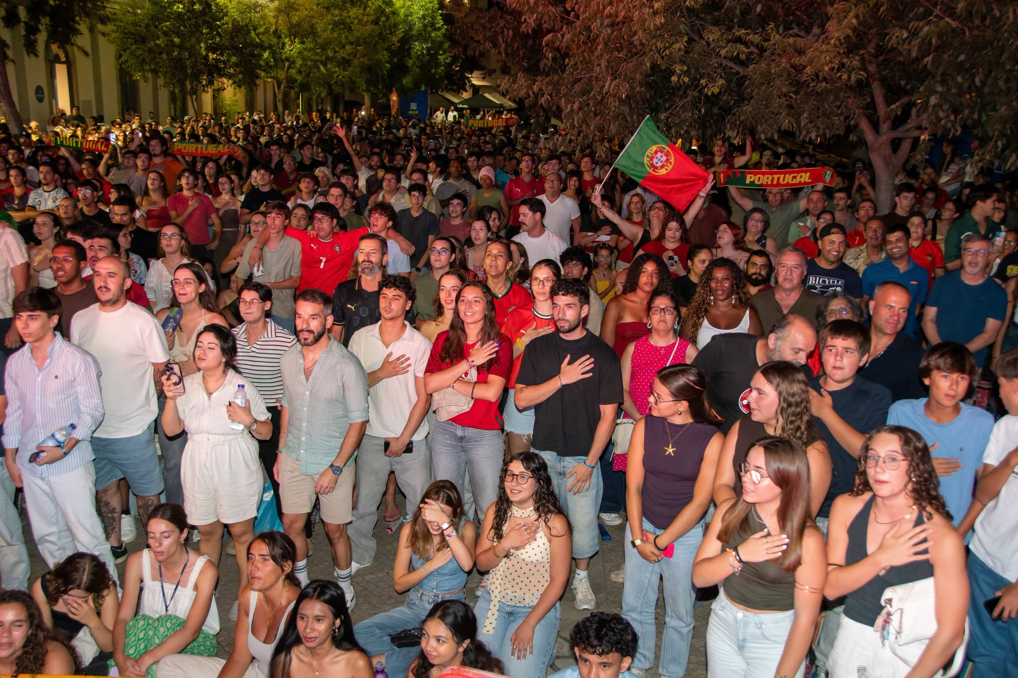 A madrugada voltou a ser de enorme festa na Fan Zone da Feira de São João que re…