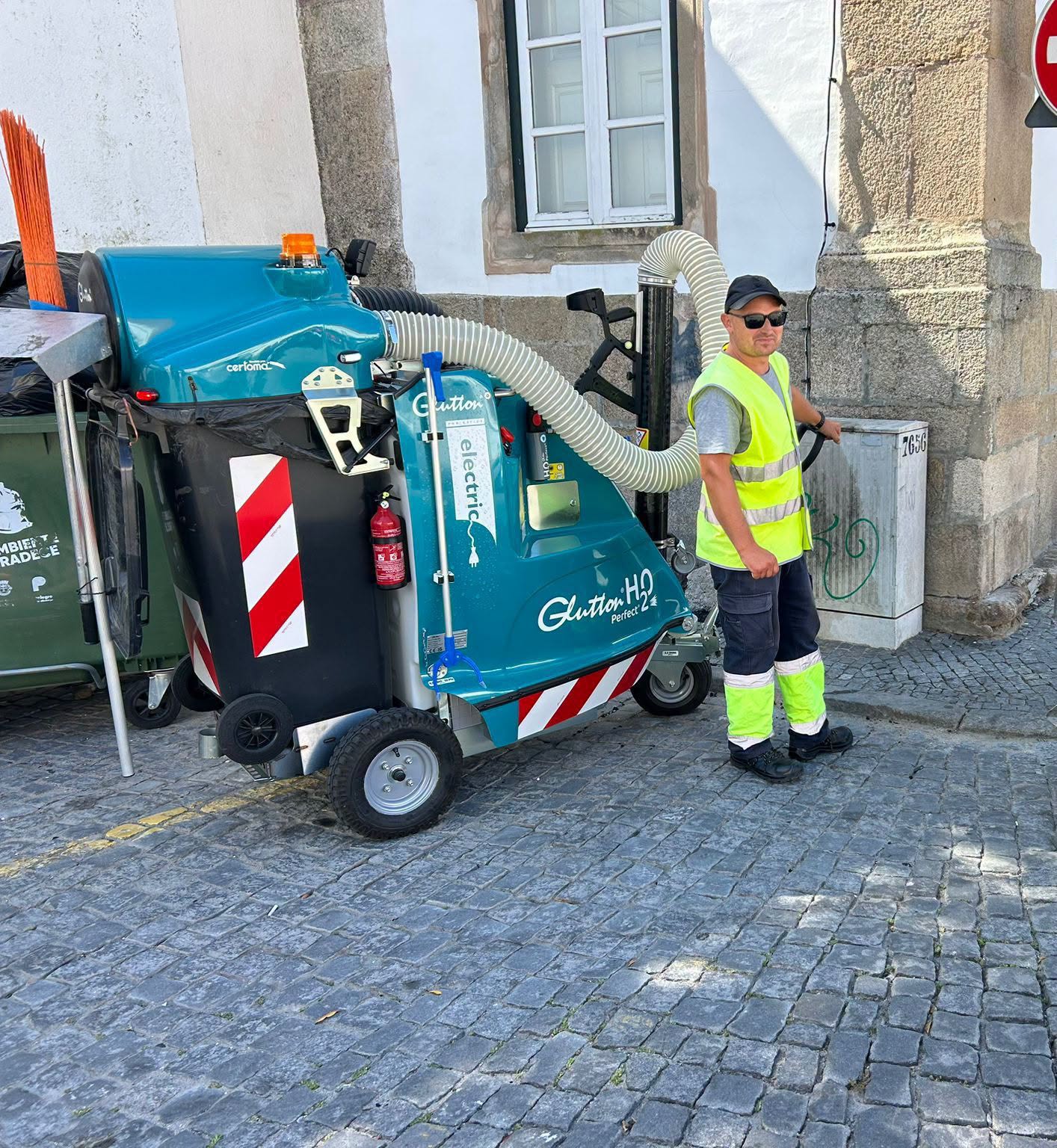 Município reforça limpeza urbana com novo equipamento elétrico

O Município refo…