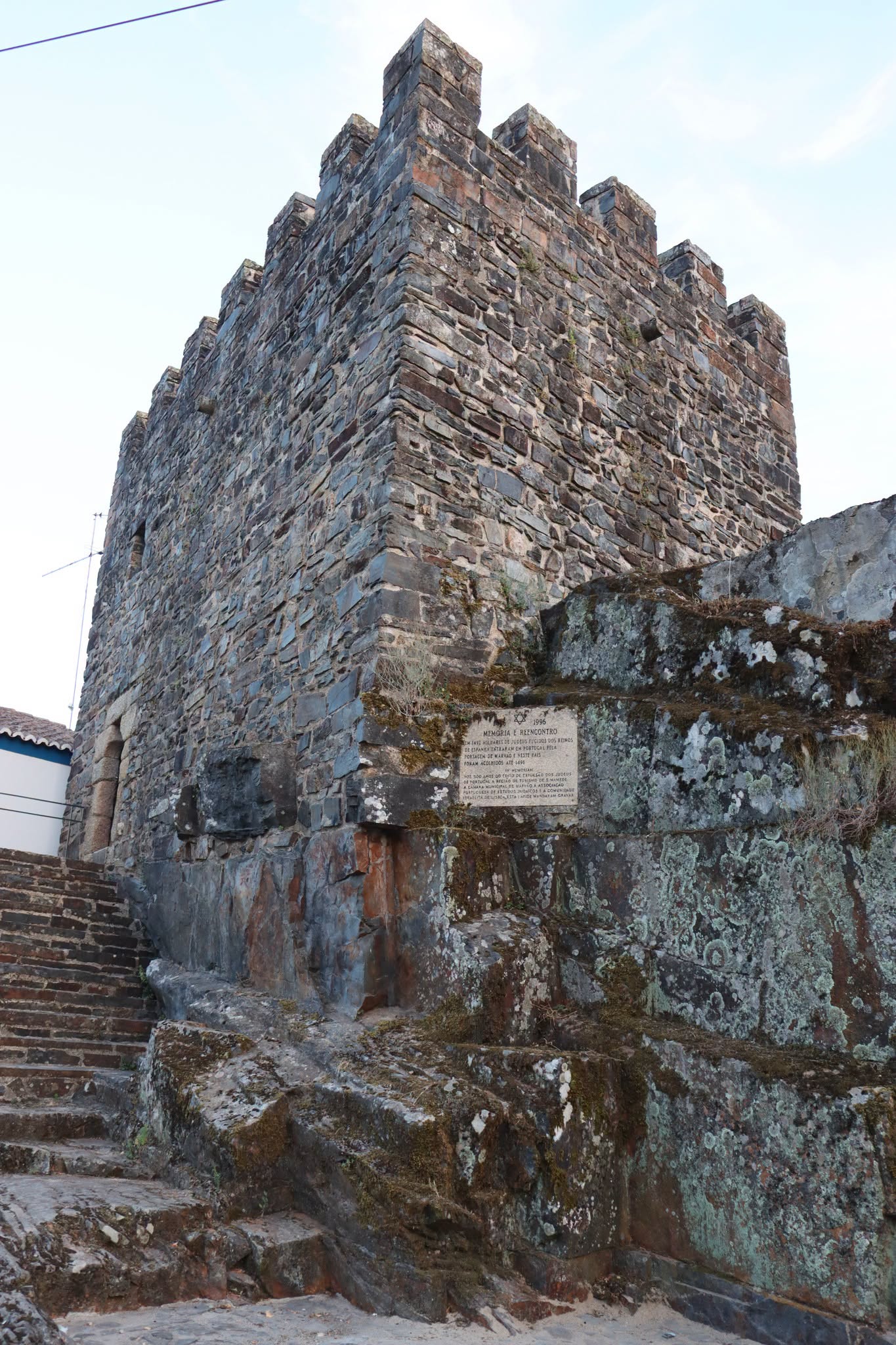 A Torre da Portagem, por onde se estima que milhares de judeus tenham passado, …