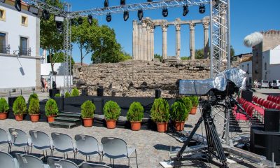 O Templo Romano já se começa a engalanar para receber, esta noite, um cenário ún…