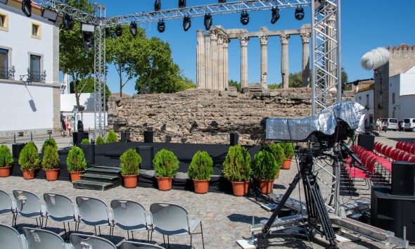 O Templo Romano já se começa a engalanar para receber, esta noite, um cenário ún…