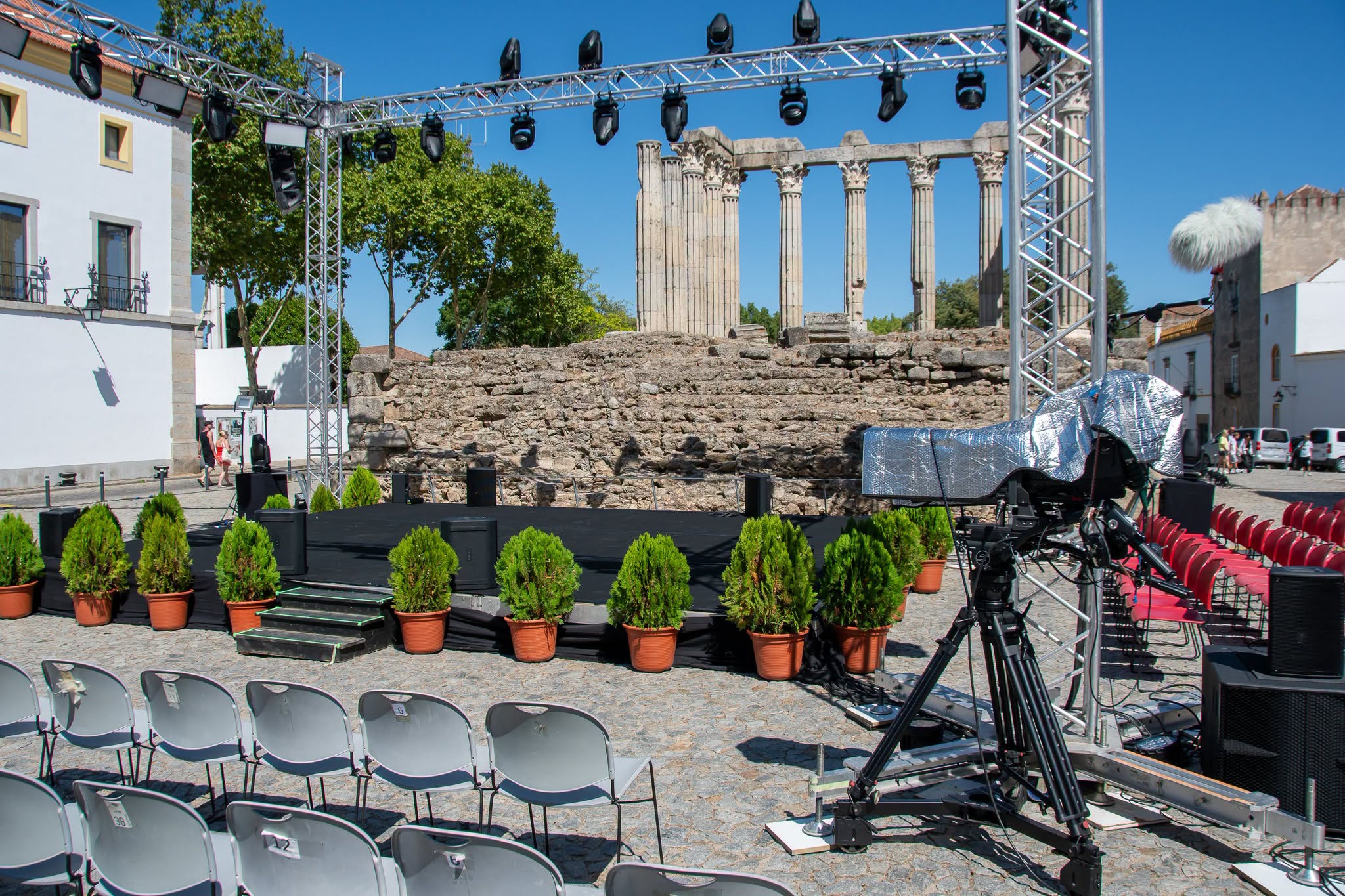 O Templo Romano já se começa a engalanar para receber, esta noite, um cenário ún…