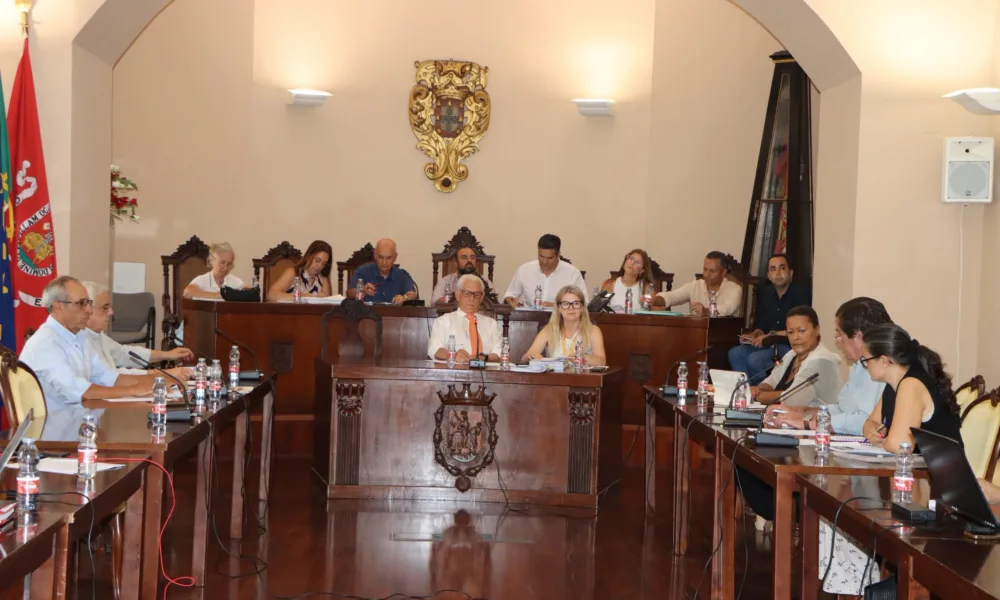 A Câmara Municipal de Elvas reuniu esta quarta-feira, no Salão Nobre dos Paços d…