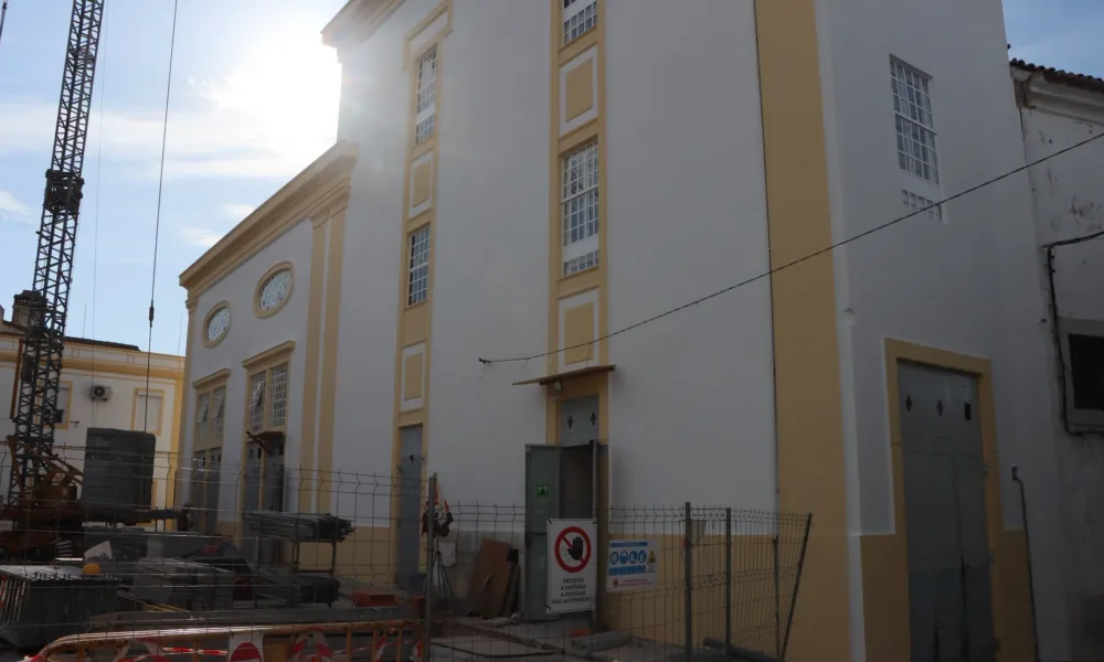 A obra de requalificação do Cine-Teatro Municipal de Elvas continua a avançar a …