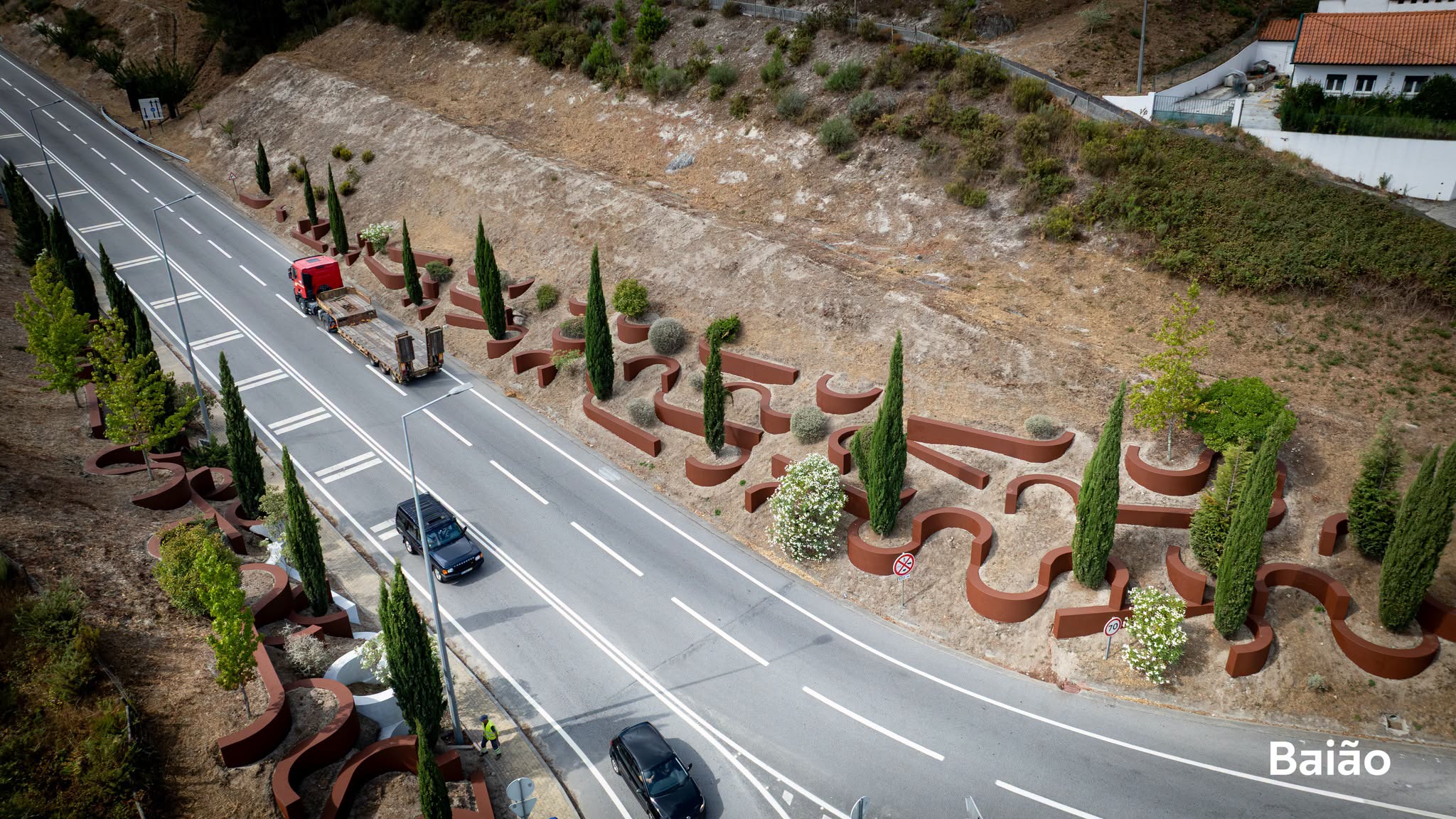 Baião requalifica esculturas da bengala tradicional e melhora imagem da entrada sul da vila