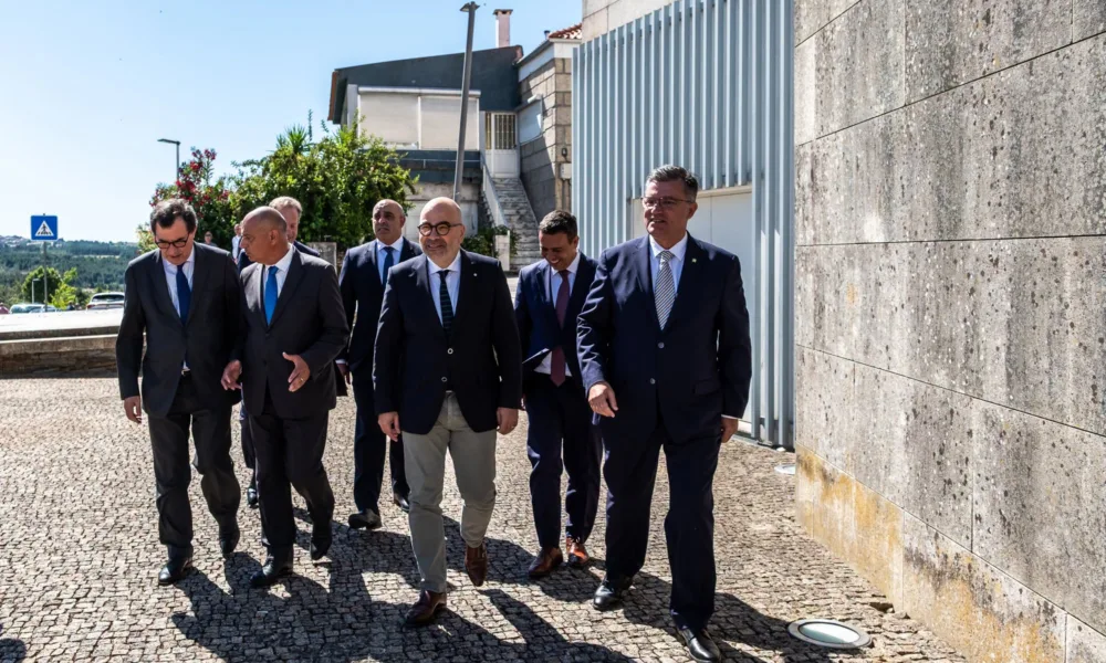 Carrazeda de Ansiães acolheu hoje a sessão de assinatura dos contratos para a in…