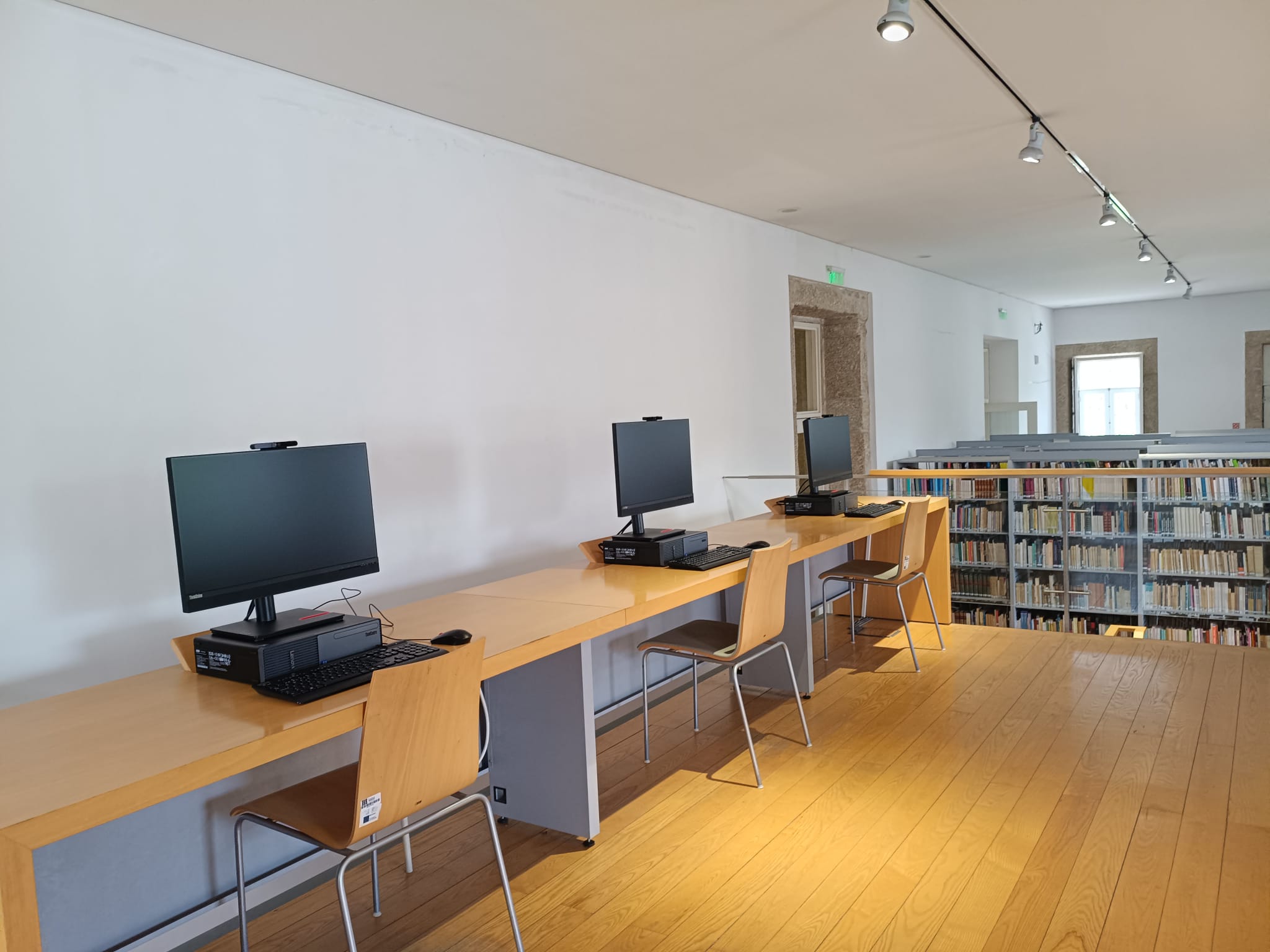 Biblioteca Municipal de Paredes reforça serviços com novos computadores e acesso gratuito a 3,5 milhões de documentos