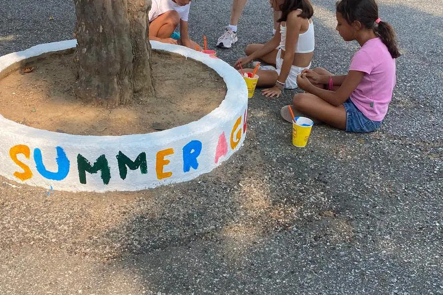 Hoje, no Summer 2026, foi dia de pintura de canteiros, atividade “Protege o Amb…