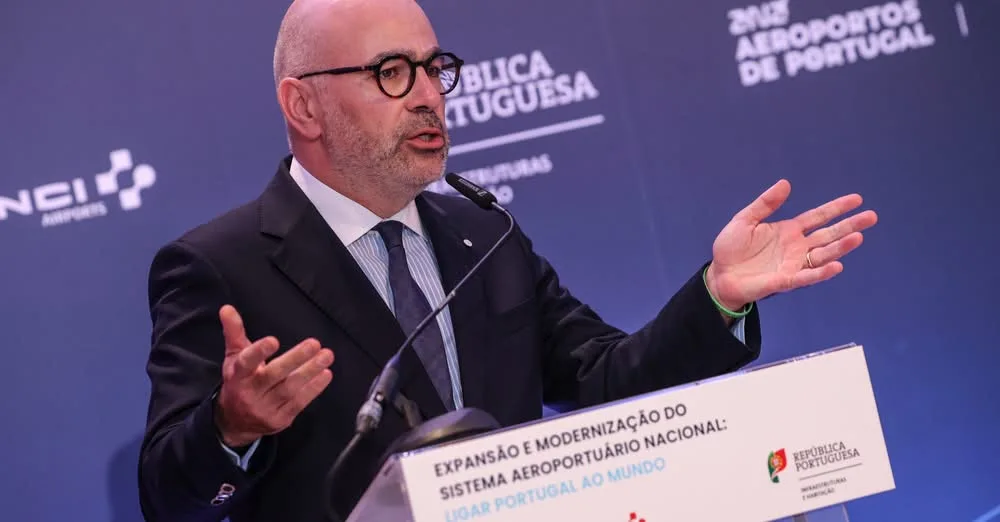 O novo Aeroporto Luís de Camões deverá representar um investimento entre 7,9 mil…
