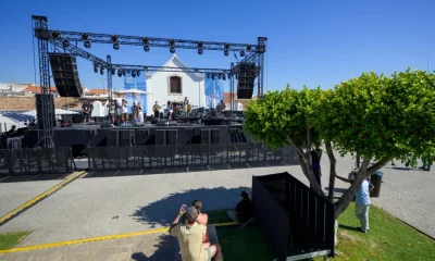 Palco pronto. Ensaios de som a terminar. Música em Porto Covo a partir das 21h00…