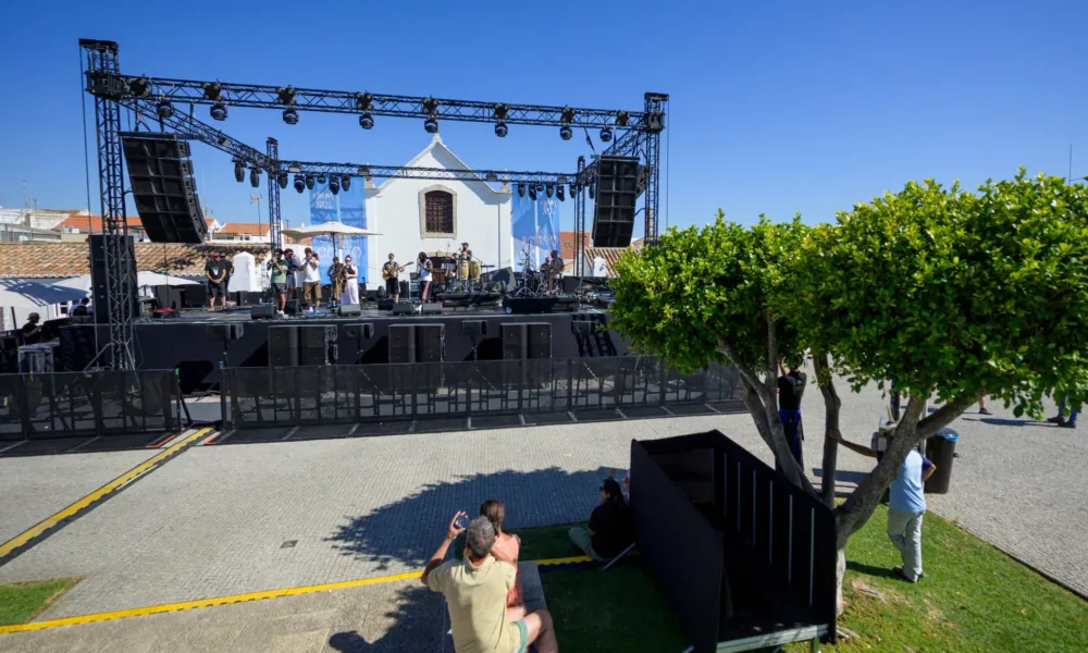 Palco pronto. Ensaios de som a terminar. Música em Porto Covo a partir das 21h00…