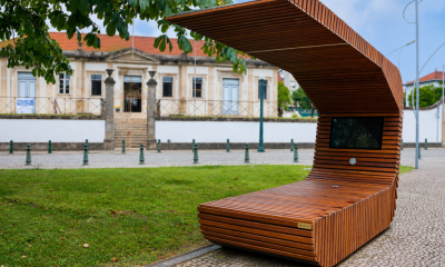 Paredes instala bancos “inteligentes” no Parque José Guilherme com carregamento de telemóveis e ecrã digital