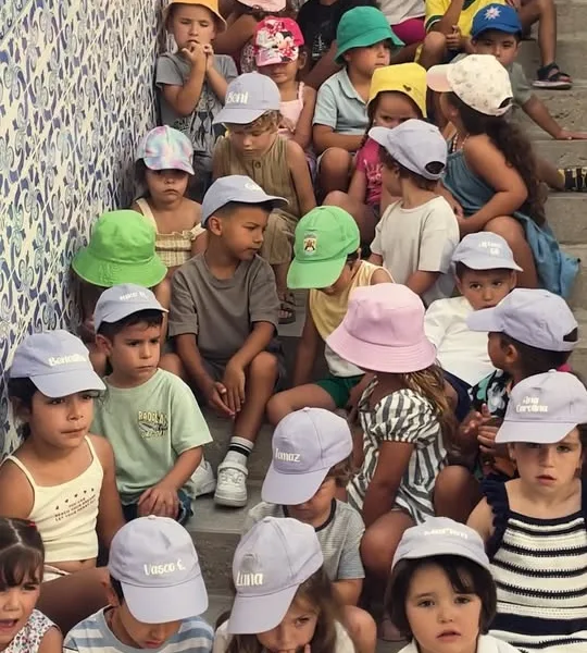 Quando um livro chega às mãos de uma criança

A doação de 1700 livros da LeYa fo…