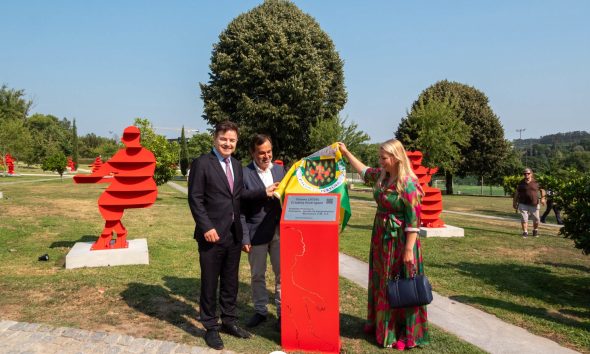 Secretário de Estado da Cultura inaugura em Paços de Ferreira obra de arte pública inspirada na indústria do mobiliário