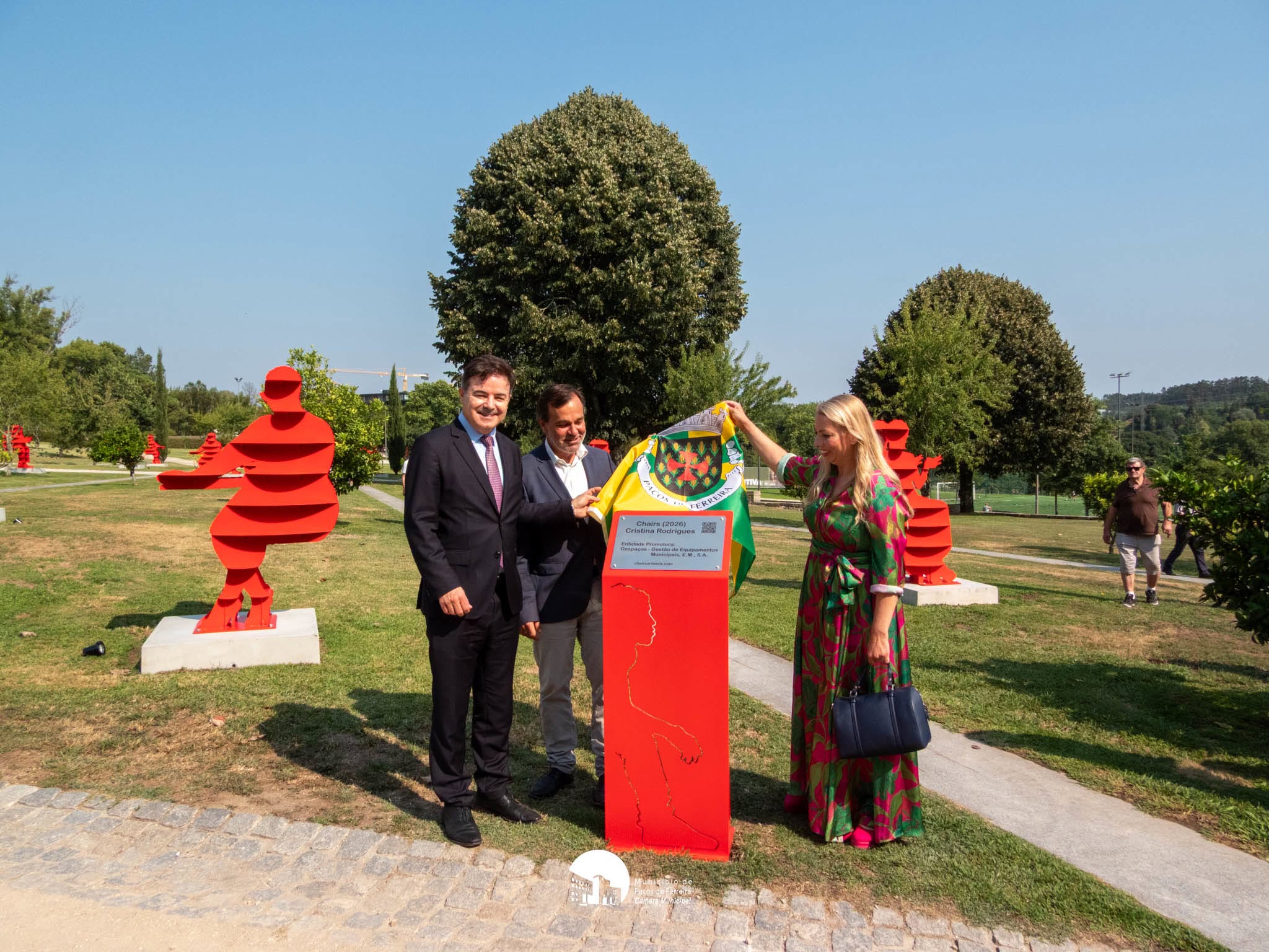 Secretário de Estado da Cultura inaugura em Paços de Ferreira obra de arte pública inspirada na indústria do mobiliário