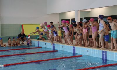 Torneio de natação encerra ano letivo e reúne dezenas de jovens na Piscina Municipal de Cinfães