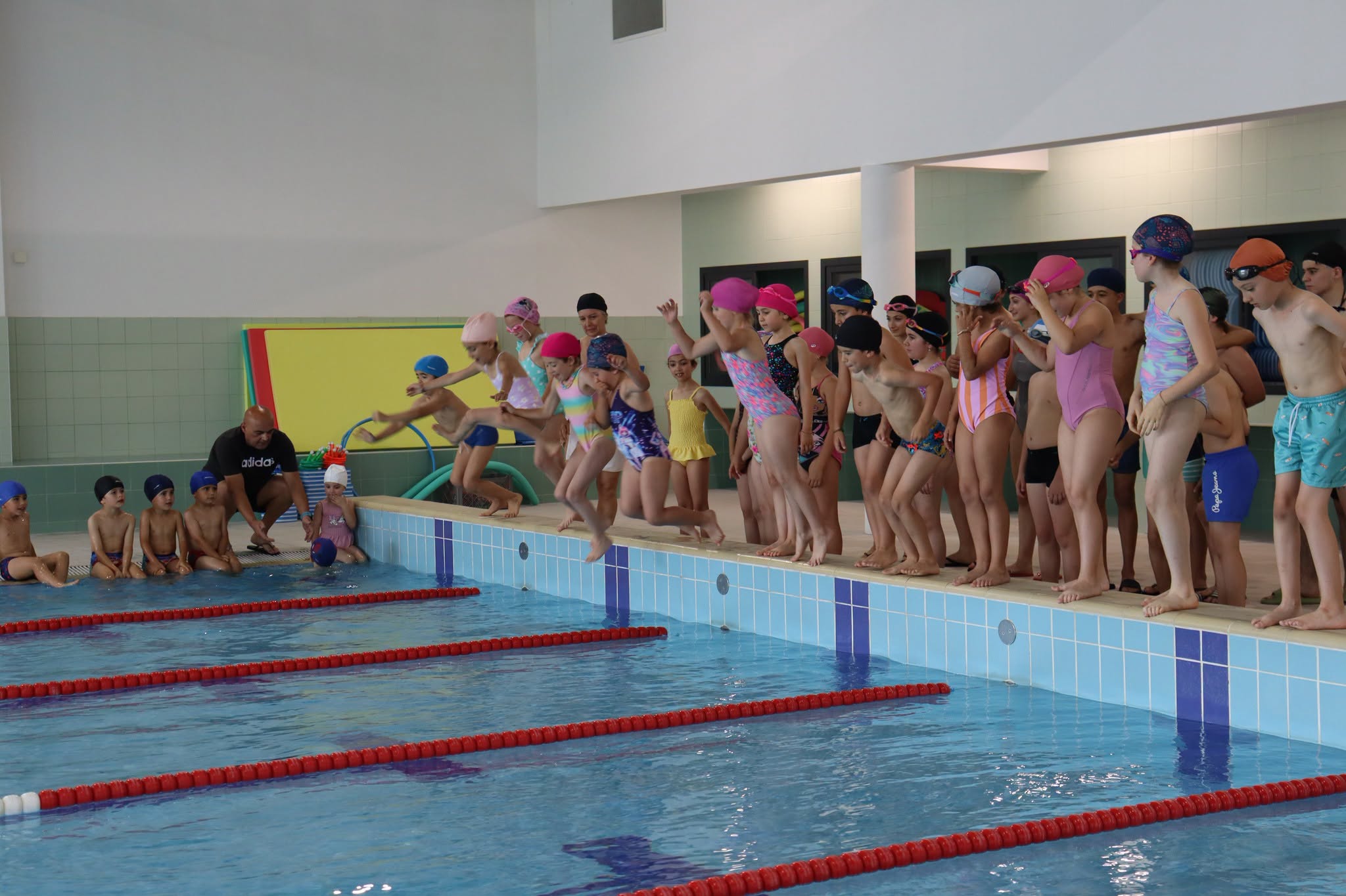 Torneio de natação encerra ano letivo e reúne dezenas de jovens na Piscina Municipal de Cinfães