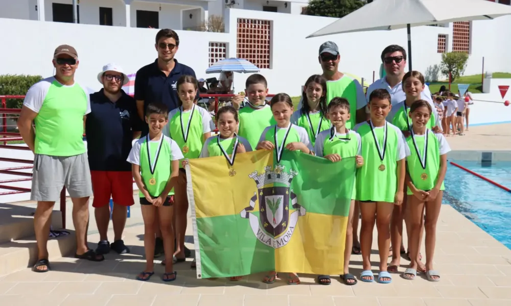 Escola de natação de Mora conquista 32 pódios no Torneio Regional de Cadetes III
